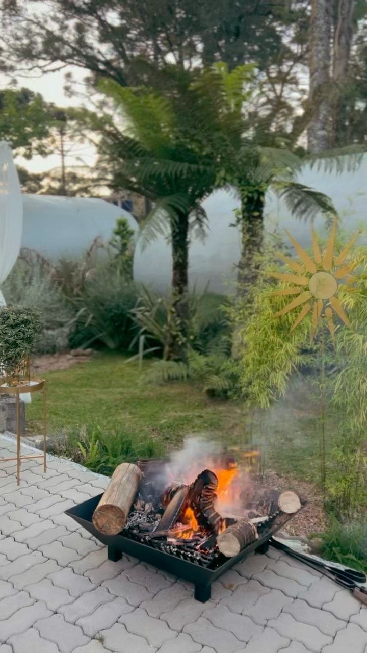 Braseiro aceso no jardim