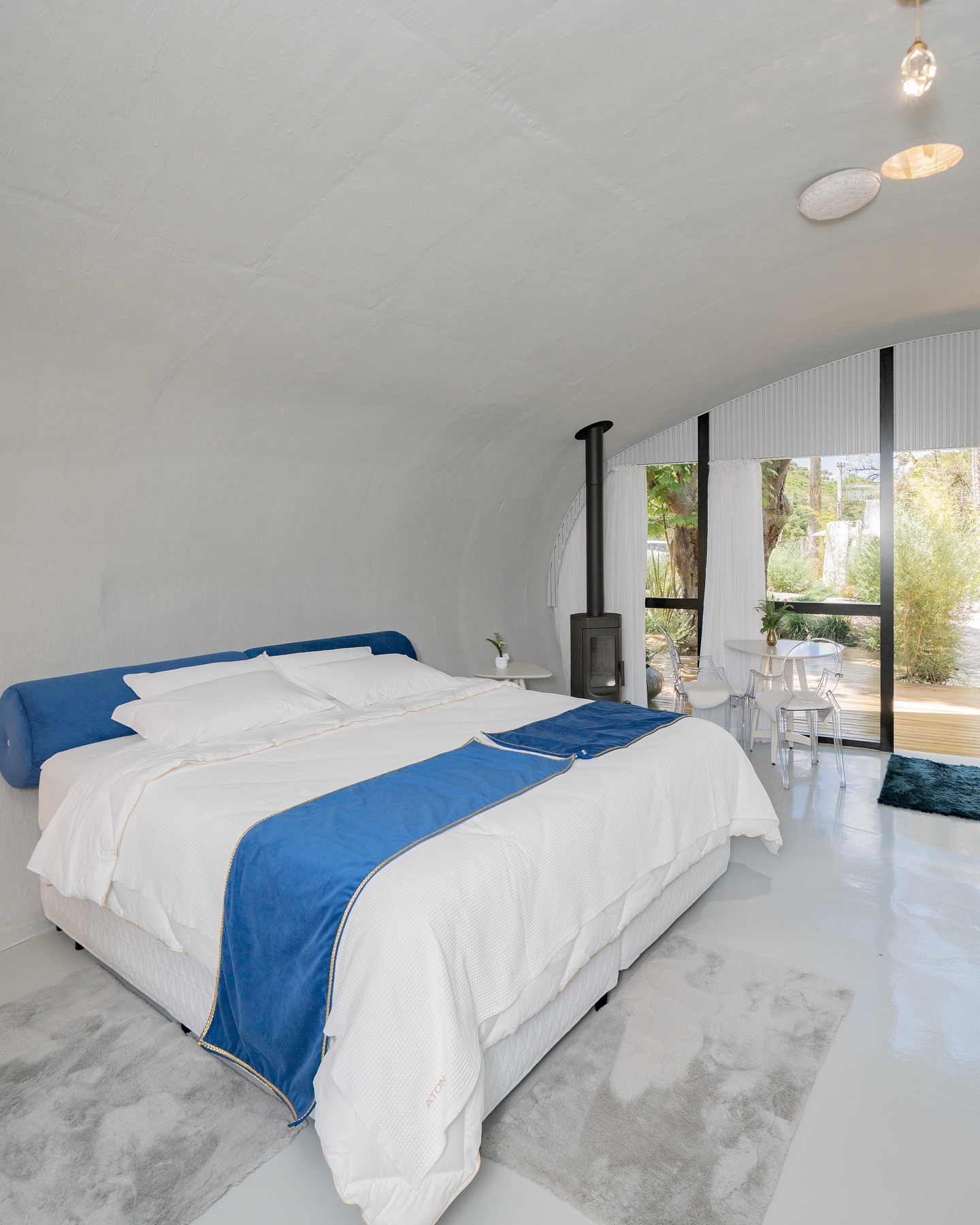 Cama de casal com manta azul