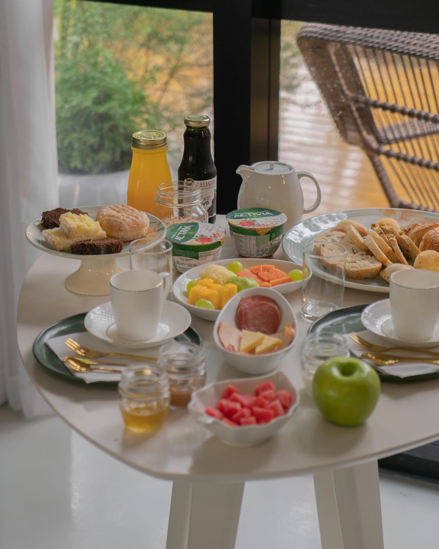 Café da manhã servido na mesa da cabana